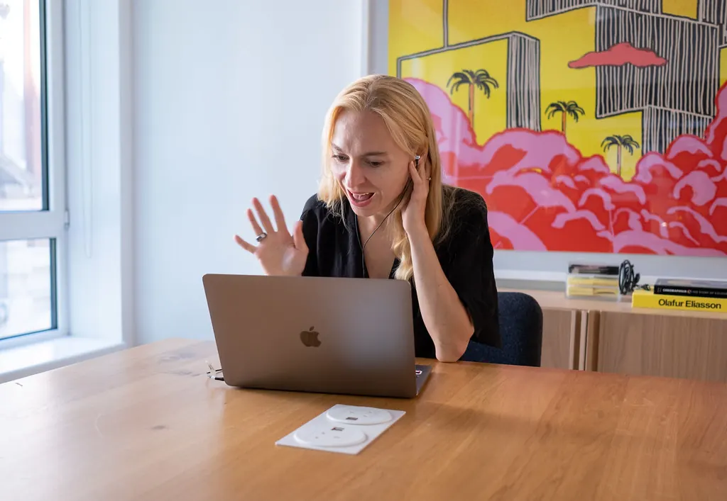 Profesional joven colaborando en una videollamada de trabajo