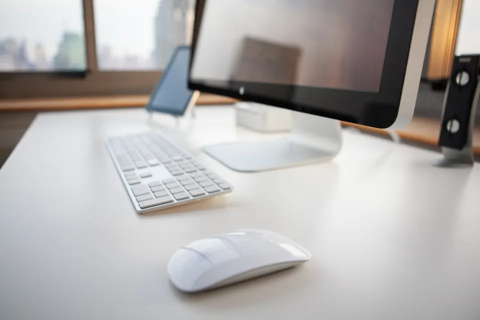 Espacio de trabajo moderno en la oficina de IntellIT