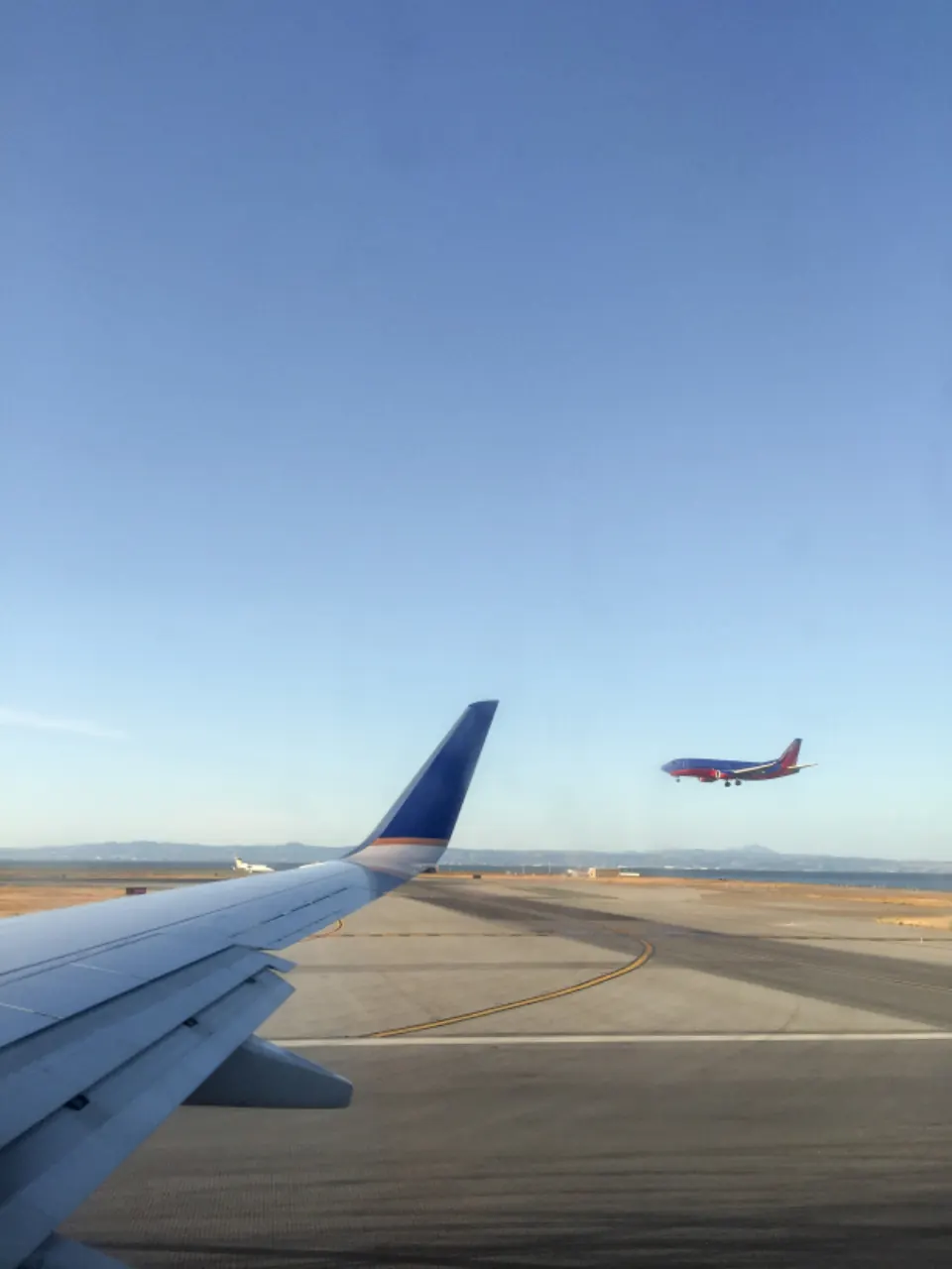 Avión comercial aterrizando