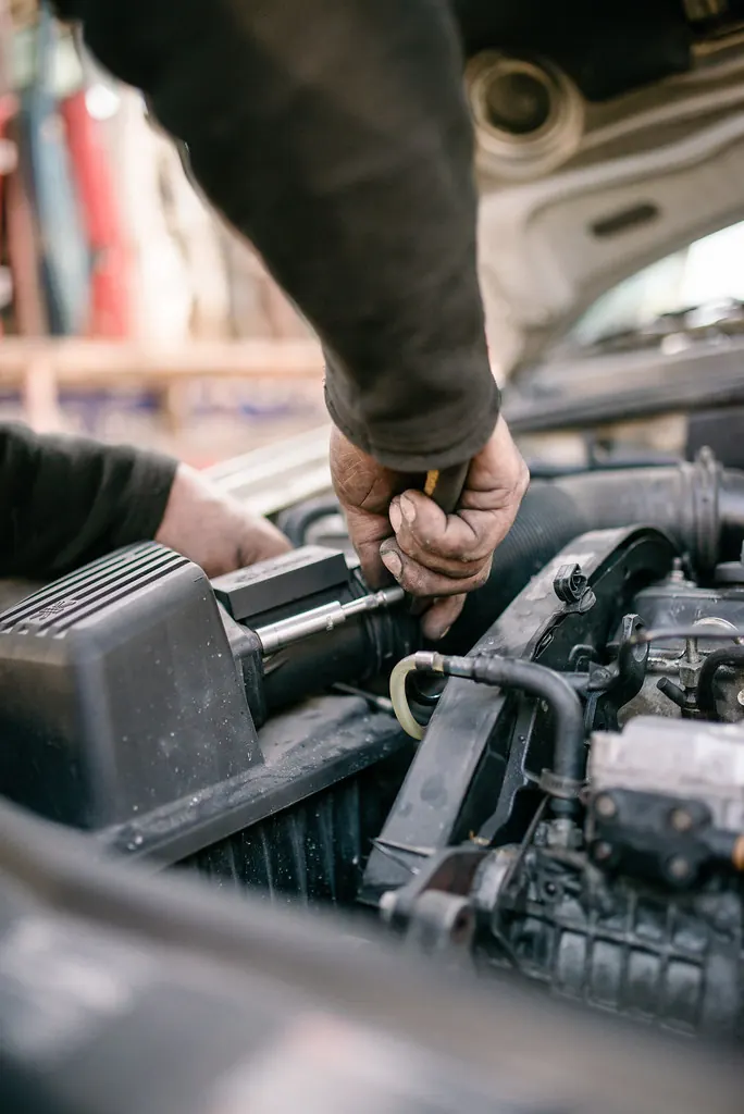Mecánico trabajando en el motor de un vehículo