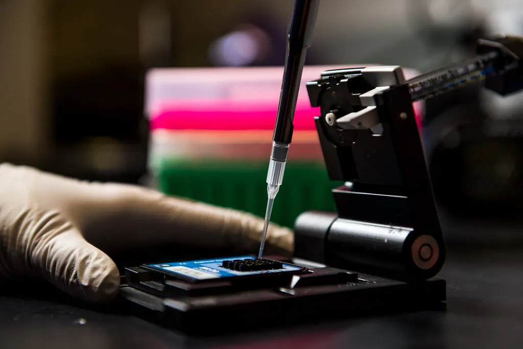 Investigador trabajando en un laboratorio farmacéutico