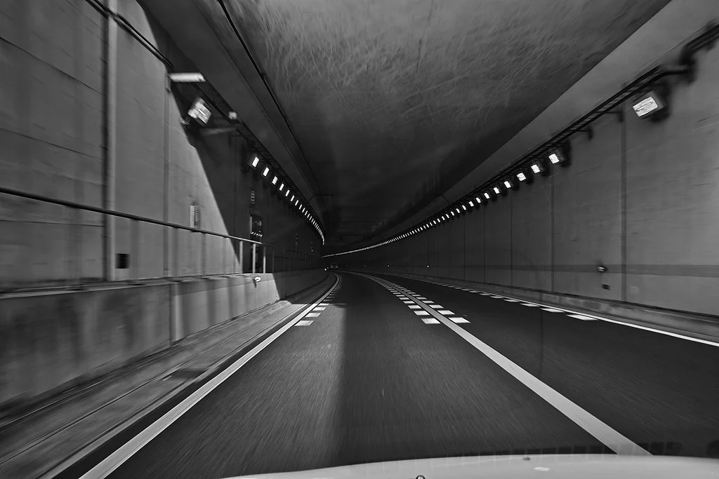 Interior de un túnel de carretera interurbano con sistema de iluminación