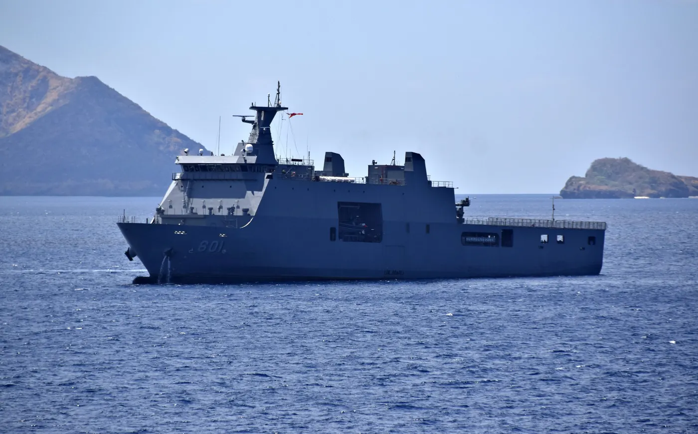 Buque militar navegando en el mar
