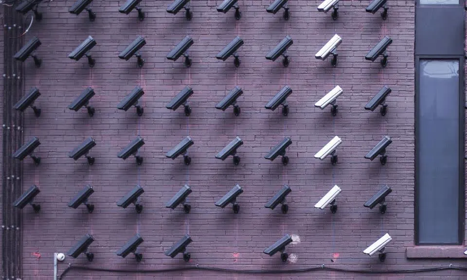 Fachada de un edificio con múltiples cámaras de videovigilancia